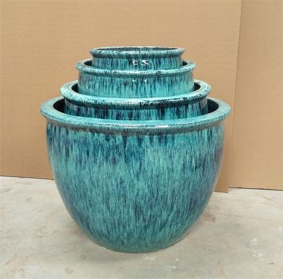 Potes de cerámica redondos de la planta al aire libre